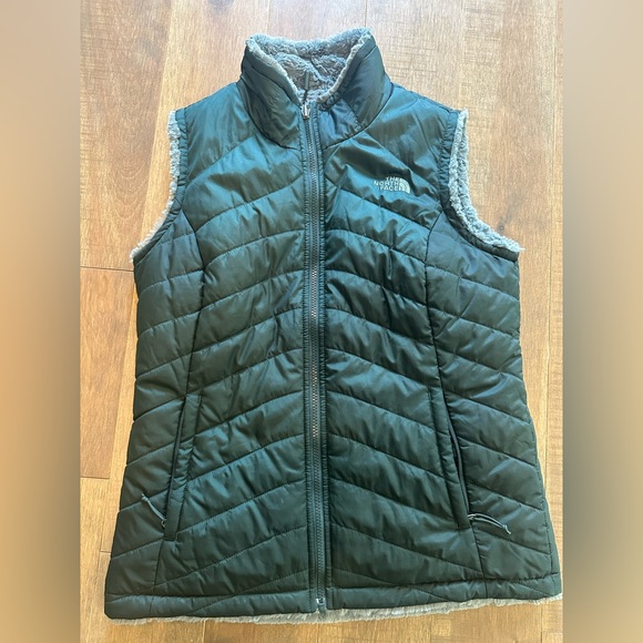 Women’s North Face Olive mossbud reversible vest - Medium - Picture 1 of 5